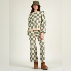 Luca Couture checkmate set